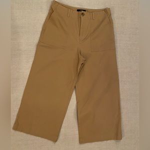 Forever 21 Women’s Cropped Pants. Size large. Color tan